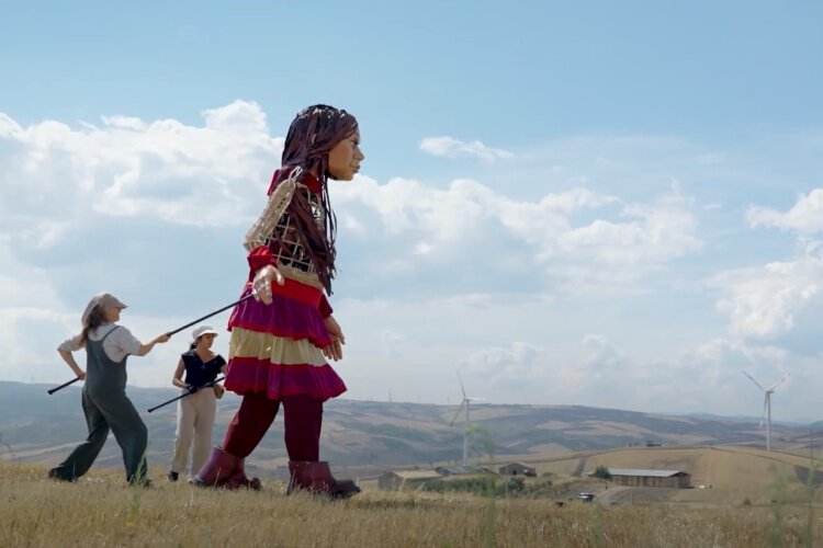 Amal on The Walk with her puppeteers.