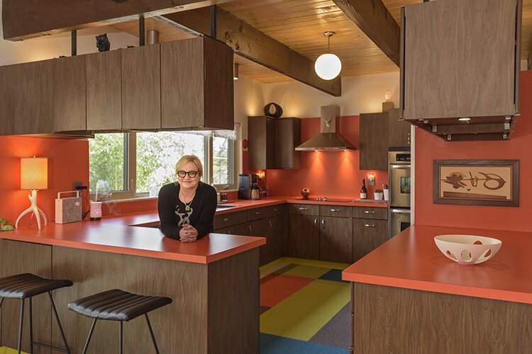 The kitchen counter tops and cabinets are Pionite bittersweet, just like "The Brady Bunch."