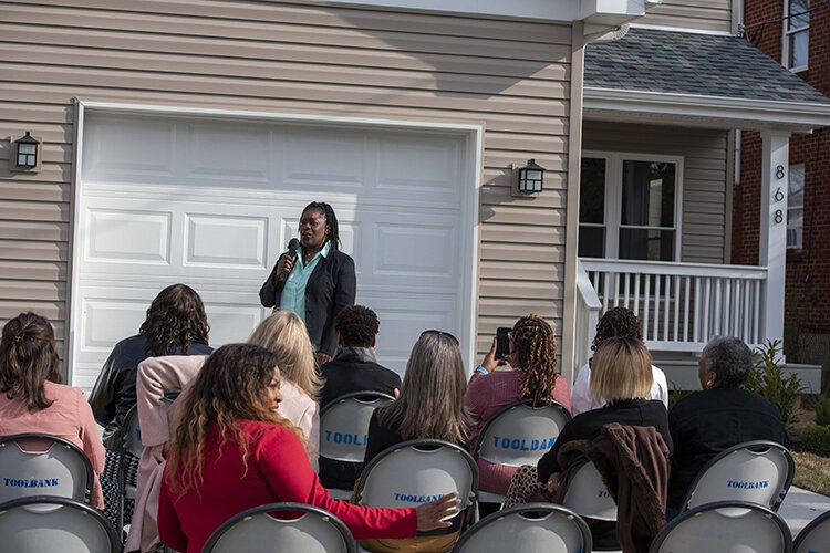 Mayor Ruby Kinsey-Mumphrey addresses the community at the March 30th ribbon cutting outside two newly constructed single-family homes. 
