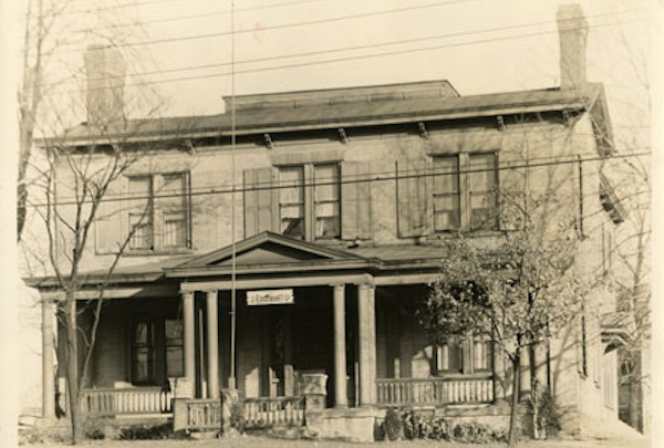 The Stowe House as it looked in the 1930s as Edgemont Inn.