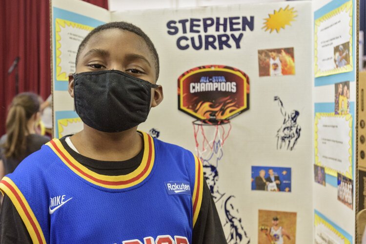 Elijah Frazier wears a Golden State Warrior jersey in honor of Stephen Curry.