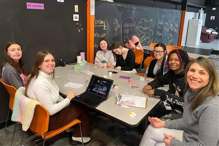 Health and life coach Lindsey Bonadonna, far right, with students at the EDGE Center.