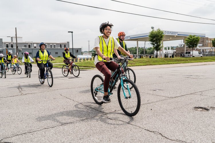 Program Director Jaeydah Edwards leads the air monitoring bike ride.